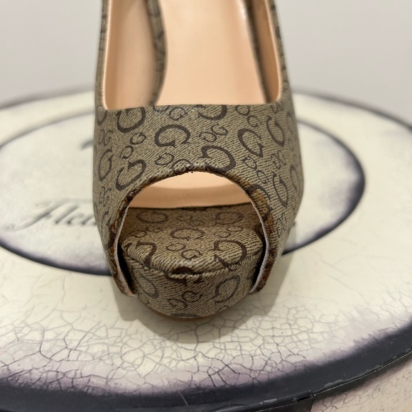 Guess wrapped heel platform pumps beige tan brown classic Guess logo print 5 1/2 - Picture 8 of 9